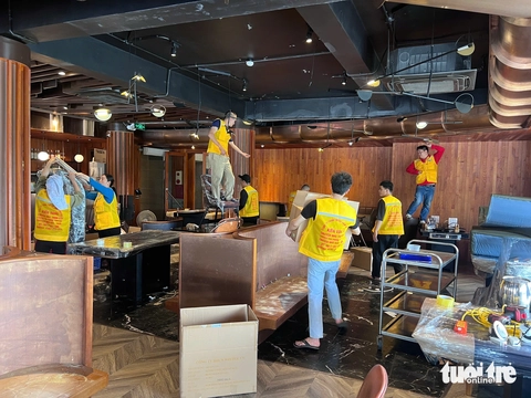 Tất bật chuyển đồ đạc ra khỏi tòa Hàm cá mập để chuẩn bị phá dỡ - Ảnh 12.