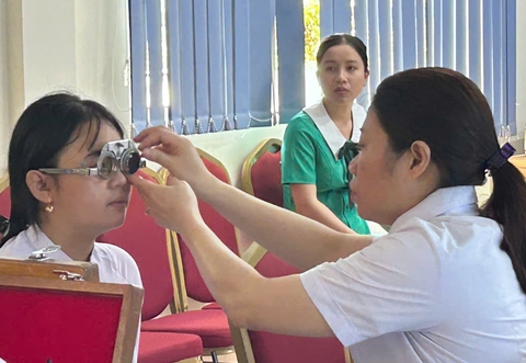 khám mắt - Ảnh 1.