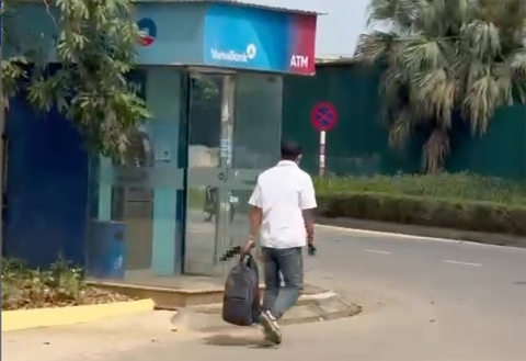 Người đàn ông cầm dao xông vào cướp ngân hàng ở Hà Nội - Ảnh 1.