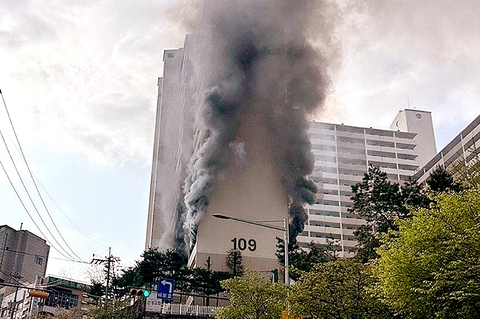 Hỏa hoạn tại chung cư 21 tầng ở Seoul nghi do phóng hỏa, 12 người thương vong - Ảnh 1.