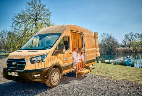 Ford Transit biến thành spa di động, xông hơi hồng ngoại không cần cắm điện - Ảnh 1.