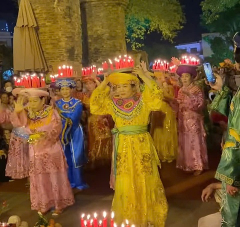 Xác minh hoạt động múa hát, hầu đồng ở Tháp Bà Ponagar gây bức xúc - Ảnh 1. Xác minh hoạt động múa hát, hầu đồng ở Tháp Bà Ponagar gây bức xúc - Ảnh 1.