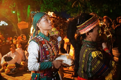 Xác minh hoạt động múa hát, hầu đồng ở Tháp Bà Ponagar gây bức xúc - Ảnh 2. Xác minh hoạt động múa hát, hầu đồng ở Tháp Bà Ponagar gây bức xúc - Ảnh 2.