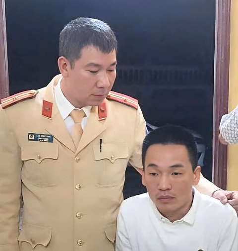 Cảnh sát giao thông bắt thanh niên sử dụng giấy tờ giả, tàng trữ ma túy, đạn và pháo tự chế - Ảnh 1.