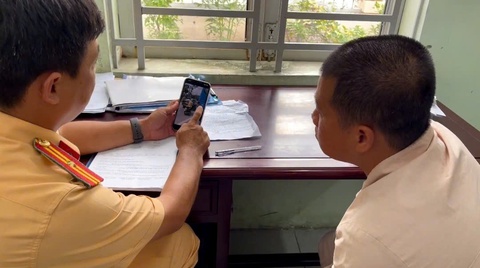 Vụ người khuyết tật nằm trên yên xe 'biểu diễn': Hàng loạt lỗi vi phạm, có thể bị tịch thu xe - Ảnh 2. người khuyết tật - Ảnh 2.