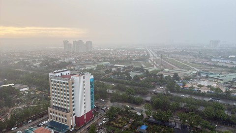 Mưa dông đột ngột kéo tới, 3h chiều Hà Nội tối đen - Ảnh 3. Mưa dông đột ngột, Hà Nội trời tối đen - Ảnh 3.