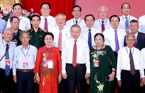 Tổng Bí thư gặp mặt cán bộ lão thành cách mạng, người có công, gia đình chính sách miền Nam - Ảnh 1.