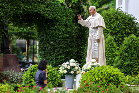 Tín hữu khắp thế giới cầu nguyện cho Giáo hoàng Francis - Ảnh 17. Tín đồ khắp thế giới cầu nguyện cho Giáo hoàng Francis - Ảnh 16.