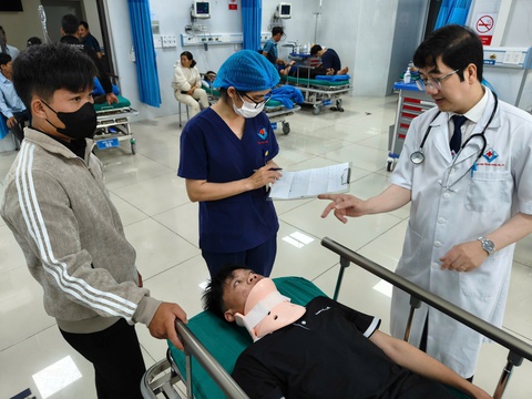 lật xe - Ảnh 1.
