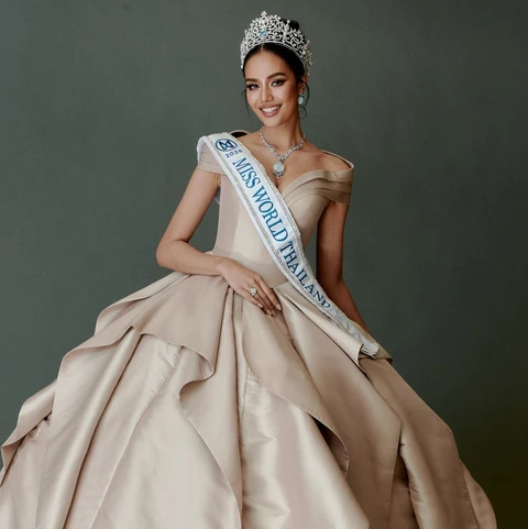 Á hậu 3 Miss Universe 2024 bị tước vương miện vì thi Miss World - Ảnh 1. Miss Universe - Ảnh 1.