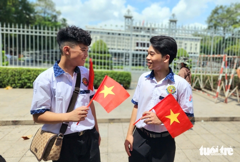 Người dân háo hức ngắm trực thăng kéo cờ, tiêm kích biểu diễn trước lễ 30-4 - Ảnh 5.