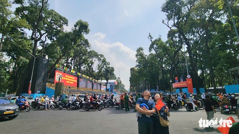 Người dân háo hức ngắm trực thăng kéo cờ, tiêm kích biểu diễn trước lễ 30-4 - Ảnh 6.
