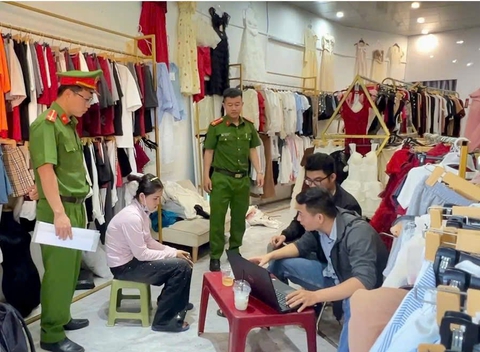 Bắt chủ shop quần áo dụ dỗ các cô gái trẻ, ép đi bán dâm - Ảnh 1.