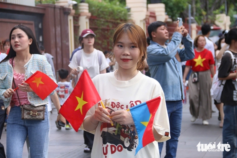 Người dân nô nức cầm cờ đỏ sao vàng đổ về trung tâm TP.HCM chờ xem tổng hợp luyện diễu binh lần 2 - Ảnh 5.