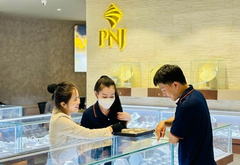 Thiếu nguồn cung lúc giá vàng tăng dựng đứng, đại gia PNJ báo lãi sụt giảm - Ảnh 1.