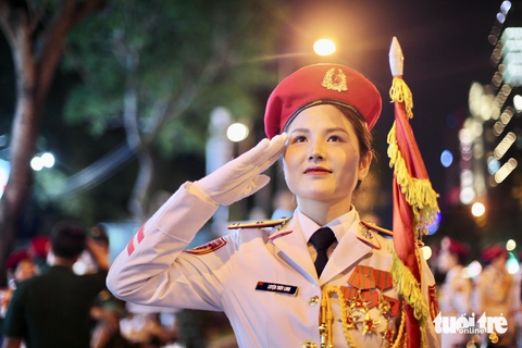 Các khối diễu binh trùng điệp giữa trung tâm TP.HCM trong đêm tổng luyện 22-4 - Ảnh 4.