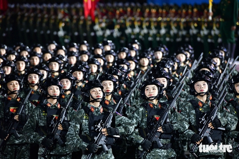 Các khối diễu binh trùng điệp giữa trung tâm TP.HCM trong đêm tổng luyện 22-4 - Ảnh 7.