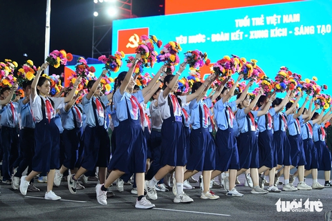 Các khối diễu binh trùng điệp giữa trung tâm TP.HCM trong đêm tổng luyện lần 2 - Ảnh 16.