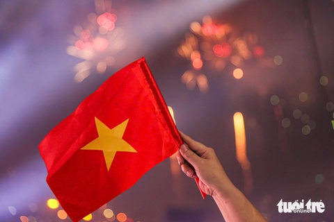 Pháo hoa rực sáng bầu trời Hà Nội mừng 50 năm thống nhất đất nước - Ảnh 3.