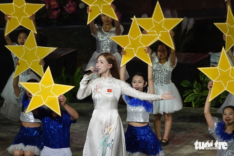 'Hẹn ước Bắc Nam’: sân Mỹ Đình bùng nổ với xe tăng, pháo hoa, Như có Bác Hồ trong ngày vui đại thắng - Ảnh 8. Hẹn ước Bắc Nam - Ảnh 7.