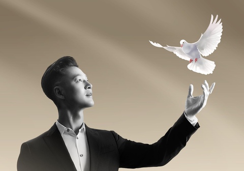 Đức Tuấn hát Quốc ca phong cách mới: Để giới trẻ hào hứng với nhạc cách mạng - Ảnh 1. Đức Tuấn - Ảnh 1.