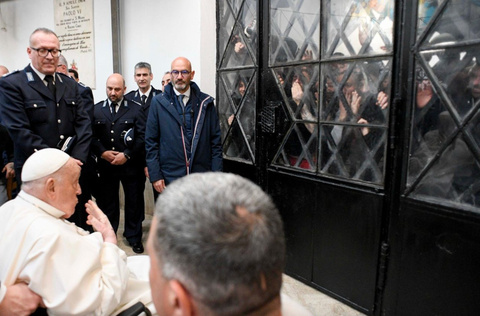 Giáo hoàng Francis: Tấm gương phục vụ đến phút cuối cùng - Ảnh 3. Được khuyên nghỉ ngơi, Giáo hoàng Francis vẫn làm việc đến ngày cuối đời - Ảnh 3.