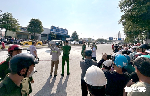 Cảnh sát phong tỏa hiện trường vụ người đàn ông và phụ nữ chết trên đường phố Đà Nẵng - Ảnh 1.