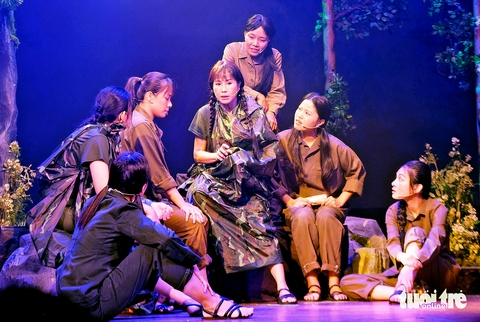 Ngày ấy cổng trời, Đồng chí, 2 vở kịch cách mạng diễn mừng đại lễ 30-4 - Ảnh 1.