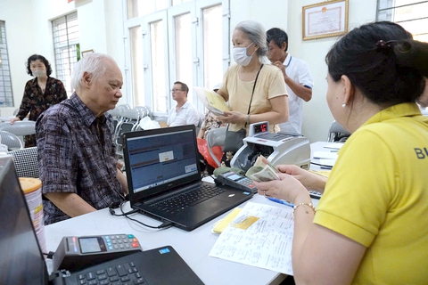 TP.HCM sẽ trả lương hưu, trợ cấp tháng 5 sớm - Ảnh 1.