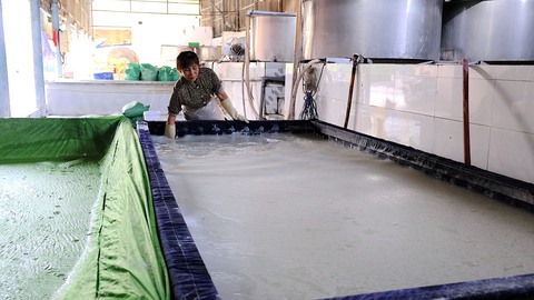 nghề làm bột gạo - Ảnh 1.