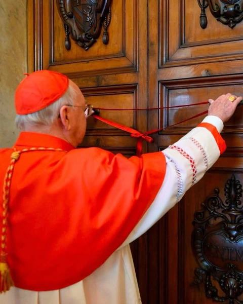 Giáo hoàng Francis đơn giản hóa nghi thức truyền thống ở Vatican khi qua đời - Ảnh 5. Vatican chính thức thông báo tang lễ Giáo hoàng Francis - Ảnh 5.