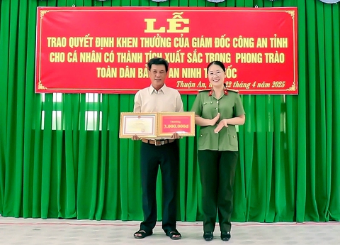 Hung thủ sát hại 2 người bị tài xế xe ôm chở vào đồn công an - Ảnh 1.