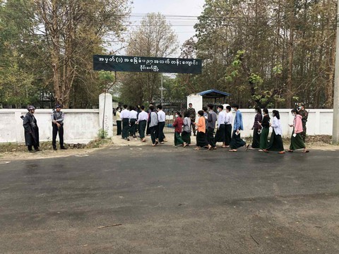 Gần 63.000 học sinh Myanmar phải thi lại đại học vì bài thi bị cháy - Ảnh 1. Gần 63.000 học sinh Myanmar phải thi lại đại học vì bài thi bị cháy - Ảnh 1.