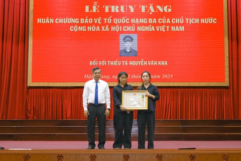 Truy tặng Huân chương Bảo vệ Tổ quốc cho thiếu tá công an hy sinh ở Hậu Giang - Ảnh 1.