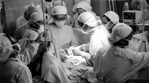 5 giờ sáng, đã thấy giáo sư Văn Tần đến khám cho bệnh nhân - Ảnh 2. Văn Tần - Ảnh 2.