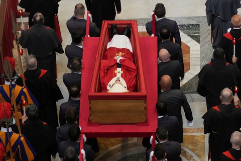 Linh cữu Giáo hoàng Francis đến Vương cung Thánh đường Thánh Peter trong vòng tay người dân - Ảnh 8.