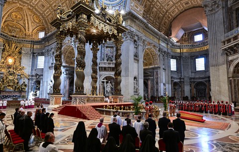 Linh cữu Giáo hoàng Francis đến Vương cung Thánh đường Thánh Peter trong vòng tay người dân - Ảnh 10.