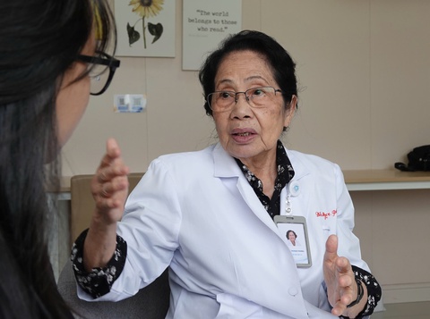 Bác sĩ Nguyễn Thị Ngọc Phượng, nữ giáo sư dành cả đời tìm công lý cho nạn nhân chất độc da cam - Ảnh 3. Tôn vinh gương mặt tiêu biểu của TP.HCM 50 năm: Bác sĩ Nguyễn Thị Ngọc Phượng - Ảnh 3.