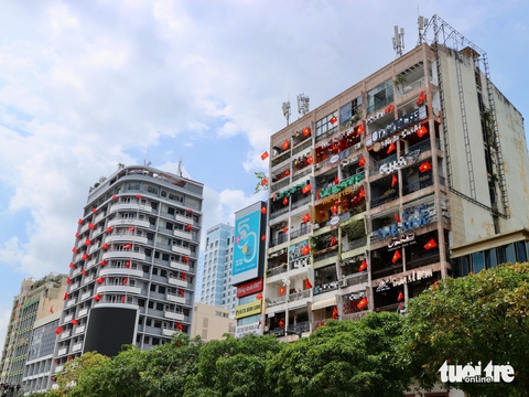 Cờ đỏ sao vàng rực rỡ trên chung cư, tòa nhà ở TP.HCM - Ảnh 6.