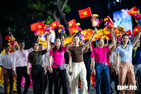 Rạng ngời, duyên dáng các khối diễu hành TP.HCM mừng đại lễ 30-4 - Ảnh 4.