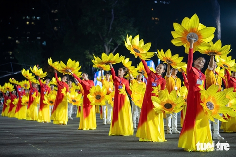 Rạng ngời, duyên dáng các khối diễu hành TP.HCM mừng đại lễ 30-4 - Ảnh 2.