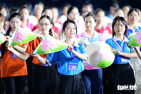 Rạng ngời, duyên dáng các khối diễu hành TP.HCM mừng đại lễ 30-4 - Ảnh 7.