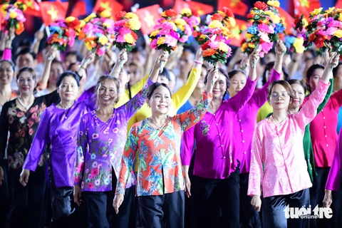 Rạng ngời, duyên dáng các khối diễu hành TP.HCM mừng đại lễ 30-4 - Ảnh 8.