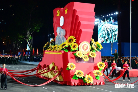 Rạng ngời, duyên dáng các khối diễu hành TP.HCM mừng đại lễ 30-4 - Ảnh 11.