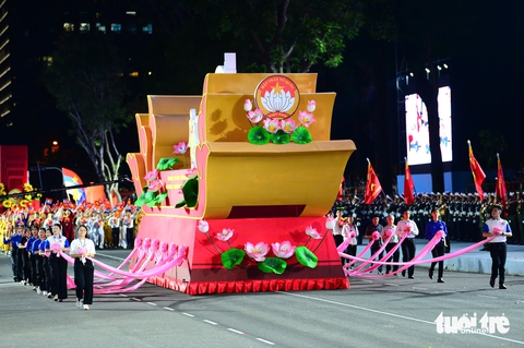 Rạng ngời, duyên dáng các khối diễu hành TP.HCM mừng đại lễ 30-4 - Ảnh 12.