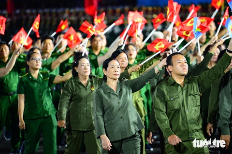 Rạng ngời, duyên dáng các khối diễu hành TP.HCM mừng đại lễ 30-4 - Ảnh 14.