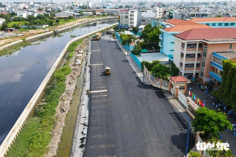 Tất bật trải nhựa 3,7km đường đầu tiên ven kênh Tham Lương, thông xe kỹ thuật trước 30-4 - Ảnh 3.