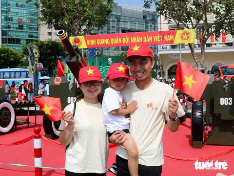 Nhiều cửa hàng tại TP.HCM miễn phí thuê áo dài chụp ảnh 30-4 - Ảnh 3.