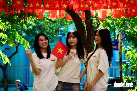 Nhiều cửa hàng tại TP.HCM miễn phí thuê áo dài chụp ảnh 30-4 - Ảnh 6.