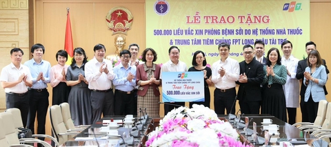 Bộ Y tế tiếp nhận nửa triệu liều vắc xin sởi do FPT Long Châu trao tặng - Ảnh 1.
